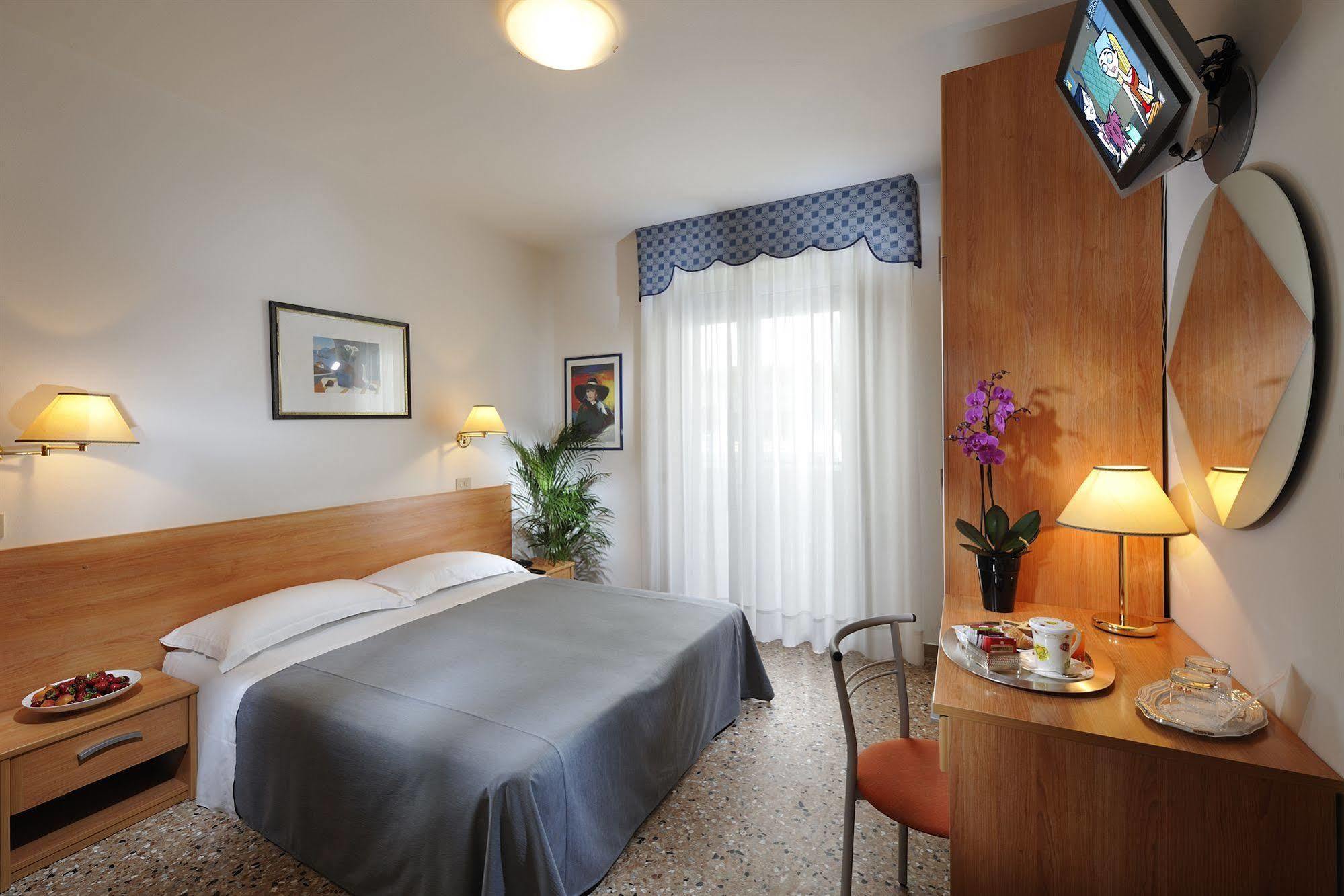 Hotel Rossini 4S Lignano Sabbiadoro Buitenkant foto